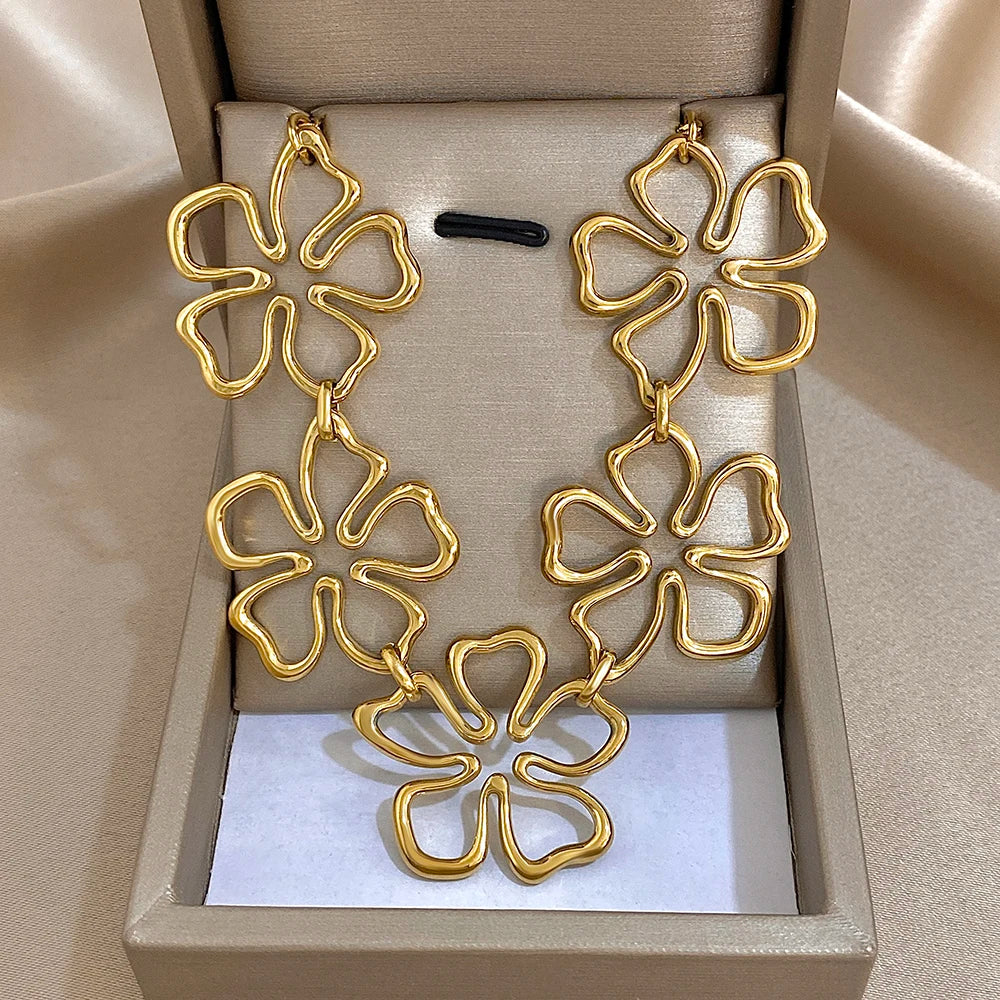 The Necklace That Never Tarnishes — Gold-Plated Floral Waterproof Design