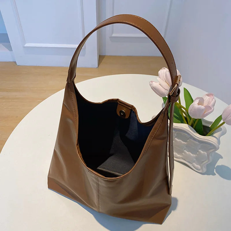 Retro Commuter Tote — Spacious Everyday Shoulder Bag