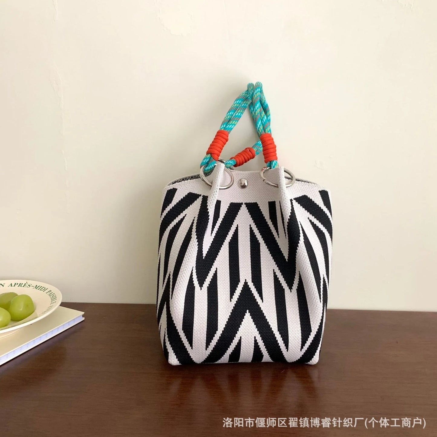 Knitted Bucket Tote — Woven Handbag for Everyday Elegance